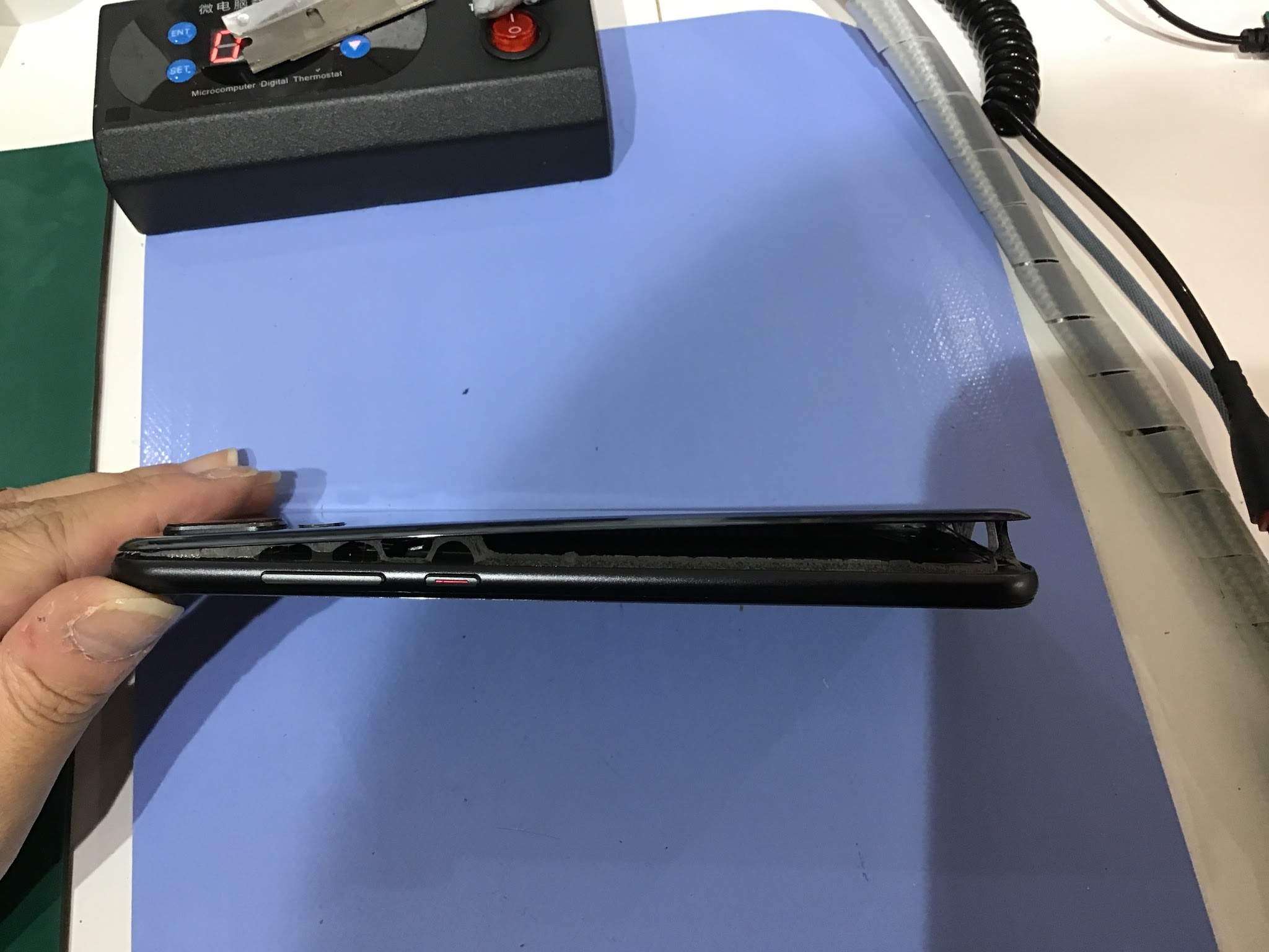 バッテリーが膨張してしまったスマホの修理はスマホ修理工房中野ブロードウェイ店までご相談ください！